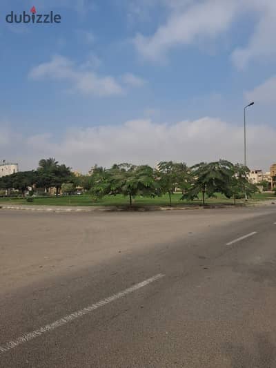 Warehouse plot for sale in the Fifth Settlement Industrial Zone, located on a main street. The plot is 850 square meters in size and is situated one l