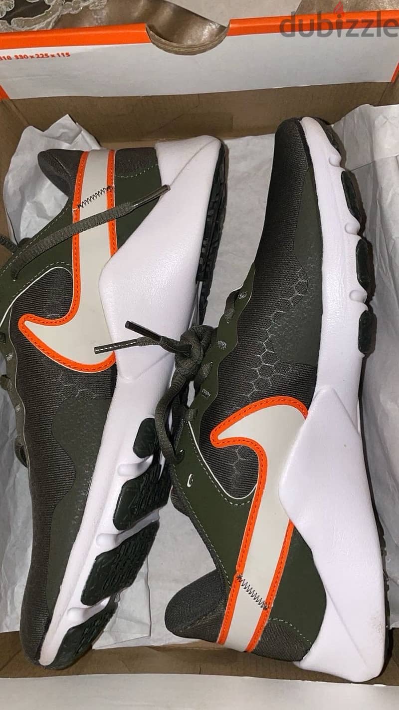 NIKE LEGEND ESSENTIAL 3