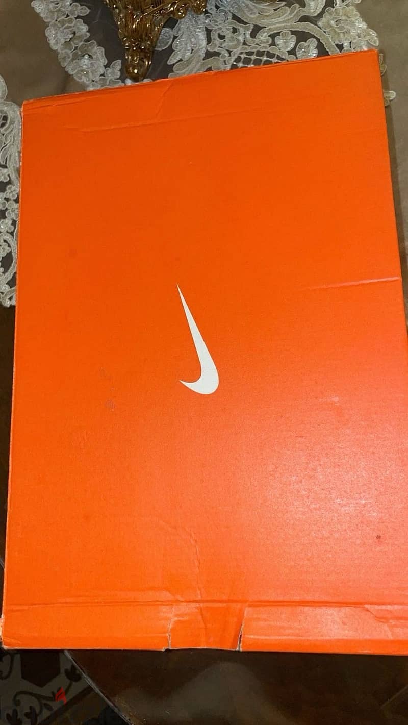 NIKE LEGEND ESSENTIAL 5