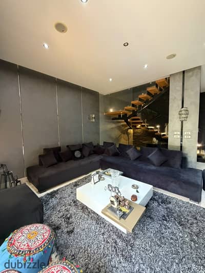 Apartment for sale with immediate delivery, fully finished, with a cash discount of 34% in New Cairo, just minutes from Cairo Airport. Installments over 10 years, and it can be rented for 100 dollars a day.