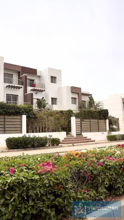 town house 197m prime location Fully finished with kitchen capins & AC'S ready to move hyde park new cairo