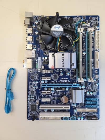 motherboard Gigabyte GA-EP43T-UD3L DDR 3 معاها معالج intel core 2 dou