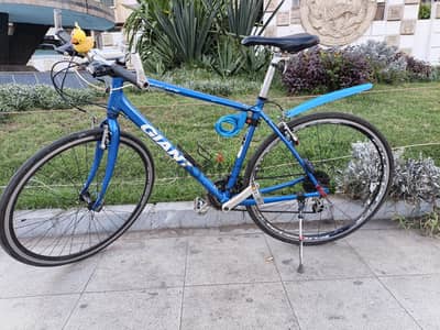 دراجه giant escape لون مميز  جشمه Shimano altus وحاله ممتازه