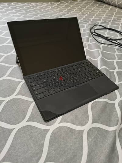 للبيع Microsoft Surface Pro 5 بحالة تشغيل ممتازة