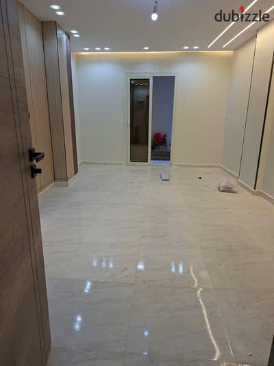 A special opportunity in the Gardens of Al-Ahram, Area M, Gate Three! An 135-meter apartment on the wall, ground floor with a backyard garden, super lux and new living, ready for living and combines comfort and privacy.
