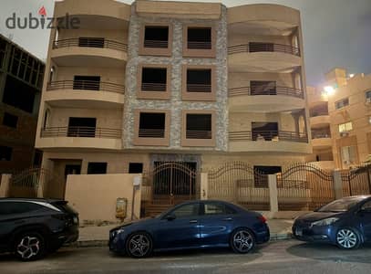 عماره للبيع في اسكان الجامعه الامريكيه التجمع الخامس 800 متر الارضي الدور شقتين