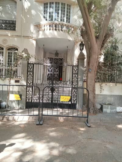 Independent Villa 3 floors with elevator, air-conditioned.