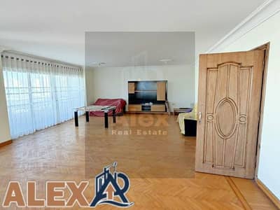 شقه للايجار السكني في سيدي جابر  خطوات من البحر