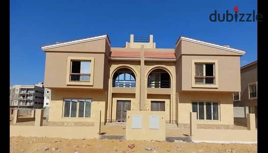 فيلا للبيع بسعر تجاري - كمبوند المعادي فيو - جاهزه للاستلام فورا - نصف تشطيب