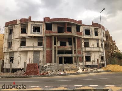 فيلا للبيع بالياسمين فيلات  مساحة الأرض 660 م مبنيه بدروم وارضى واول وتاني ورووف الدور شقتين نصف تشطيب داخلى متشطيه واجهات مطلوب 41 مليون