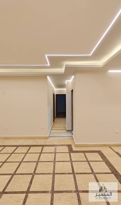Apartment 160m for sale in the Fifth District, Al Obour Villas, second side balcony overlooking 3 streets, 3 rooms, reception, modern super lux finish