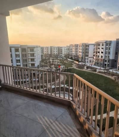 2-bedroom apartment ultra-super luxurious club view overlooking the American University in the Fifth Settlement at Hyde Park on South Teseein Street next to and Mufidaaaaaaaaaaa