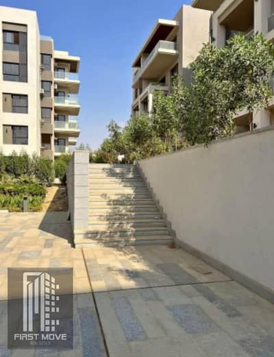 Corner apartment with an open view of the garden in front of Hyde Park, located in the distinguished compound of The Crest. Apartment for sale, directly on the southern 90th street, minutes from the American University.