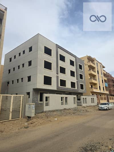 For sale: complete building – East Andalusia   Land area: 550 meters  The building is complete and includes: • Basement • Ground floor • Repeated floors • Roof • Each floor has two apartments • Apartment area: 1