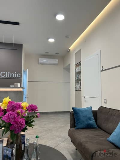 عيادة طبية للبيع (( متشطبة بالكامل)) في قلب التجمع الخامس   _ موقع مميز  يقع مباشرة على شارع التسعين الجنوبي، بجانب down down   ( عيادة كاملة التشطيب