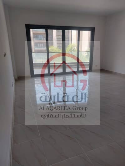 For rent in my city, an apartment 131m with a view on the street near the services with an open view, steps away from the services.