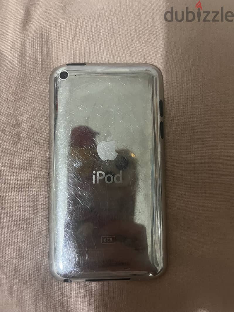 iPod touch 4th gen + charger 1