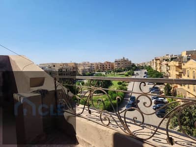 شقة واسعة 200 م بفيو على حديقة للايجار باقل سعر في البنفسج 10 بالقاهرة الجديدة . تشمل 3 غرف نوم و تراس كبير و مطبخ امريكي 2 حمام . تحتاج فقط الي دهانات