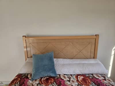 سرير كينج خشب زان بالمرتبة 160×200 بحالة كالجديد | King Bed