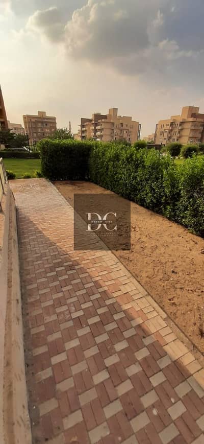للايجار شقه 220م ارضي بجاردن في كمبوند وصال فيوز اما الجامعه البريطانيه مباشرة