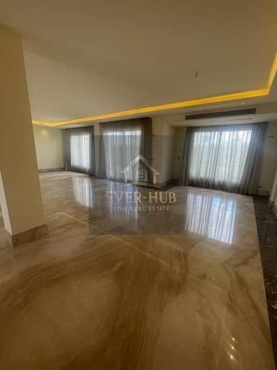 Villa for rent in Royal City Compound, Sheikh Zayed  Ultra-super-lux finishing  Distinctive view  Plot area: 640 sqm  Built-up area: 440 sqm  Equipped