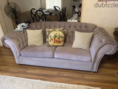 طقم كنب كابوتونيه أمريكي فرنتشير (3+2) موف فاتح بحالة الزيرو طقم كنب كابوتونيه أمريكي فرنتشير (3+2) موف فاتح بحالة الزيرو
