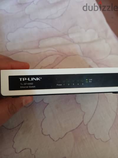 سويتش كابل انترنت Tp link معه الشاحن بتاعه . . يعمل بكفاءة