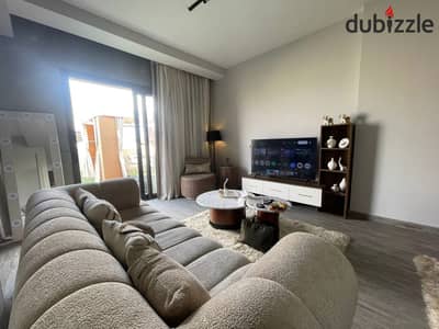 Daily rental in Beverly Hills, Casa Compound. 1st-residence hotel room with reception, kitchen, bath & large terrace overlooking Golf Al Allegria. Wi