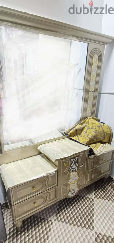 تسريحه + عسكري بالمرايه بتعته