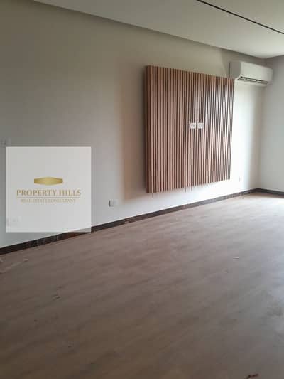 Apartment for cash sale, ready for delivery in Al-Maadi Compound, with a view in Al-Shorouk, surrounded by La Vista, minutes from Cairo Airport