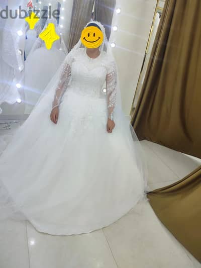 فستان زفاف أبيض