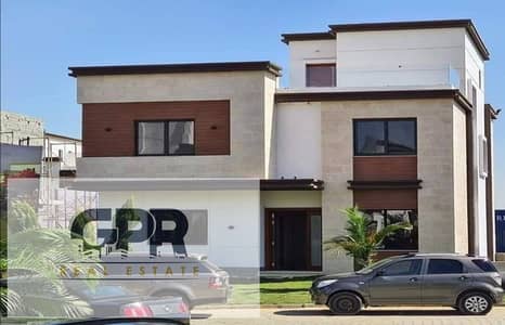 Villa for sale in Azzar, Fifth Settlement, prime location, minutes from the American University in Cairo (AUC) and 90th Street.  Villa size: 212 meter