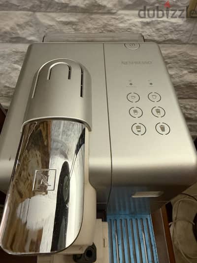 Nespresso Latissma Touch Silver Like New + Capsules Holder Free