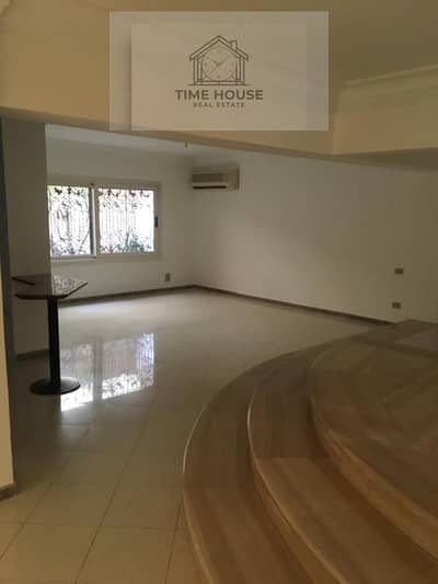 Duplex for rent in Golf Land with a private garden in a prime location