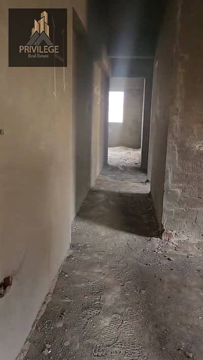 شقه للبيع في المعراج السفلى نص تشطيب 160م