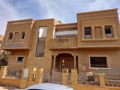 فيلا مستقلة للبيع في كمبوند بيلادجيو بالقاهرة الجديدة، مساحة مباني 645 م² وأرض 745 م²، إطلالة على اللاندسكيب، 6 غرف نوم، 5 حمامات، حمام سباحة،