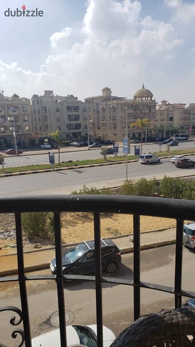 شقة ايجار في حي 3/4 بالمطبخ  ، 235 متر ، دور أول ، على محور جمال عبد الناصر مباشرة ، أمام المدرسة المصرية