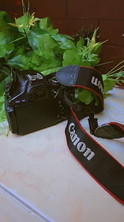 كاميرا Canon EOS 600D بحالة ممتازة كسر زيرو، وكل حاجة شغالة 100% 