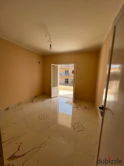 Super deluxe finishing, distinctive facade, land share, license and registration possibility, elevator currently being installed in the building locat