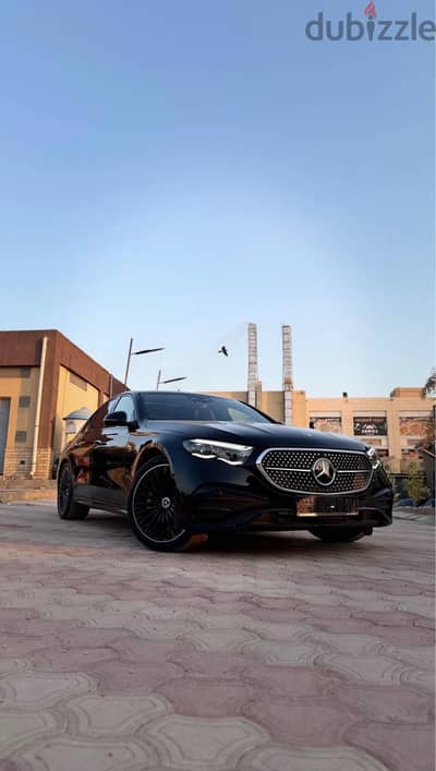 Mercedes-Benz E200 2026 متاح اسود وابيض
