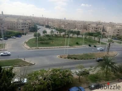 170م  شقه للايجار المستثمر الصغير الشيخ زايد  الفيو بموقع مميز جدا بجوار كافة الخدمات  الدور الاول وموجود اسانسير  متشطب هاي سوبر لوكس  3غرف نوم و٢حمام  ومطبخ وريسبشن كبير   للمزيد -من التفاصيل  01032867311
