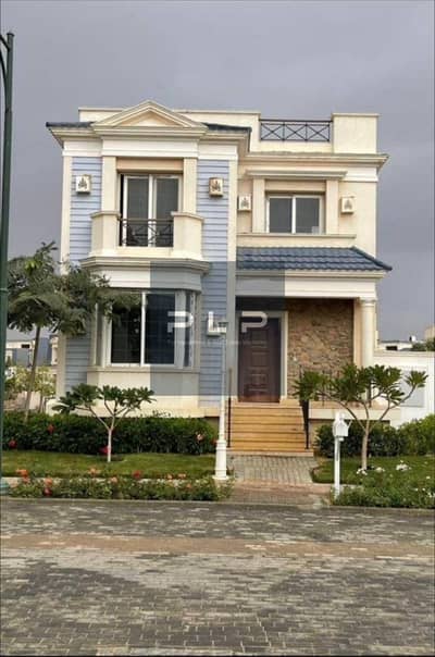 Lowest price for a fully finished, ultra-super-lux villa with a garden, ready to move in, in a prime location in Mountain View Hyde Park Compound.