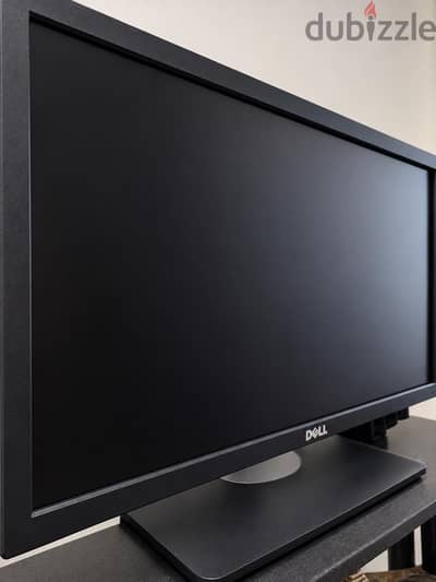 شاشة Dell للبيع بحالة فوق الممتازه