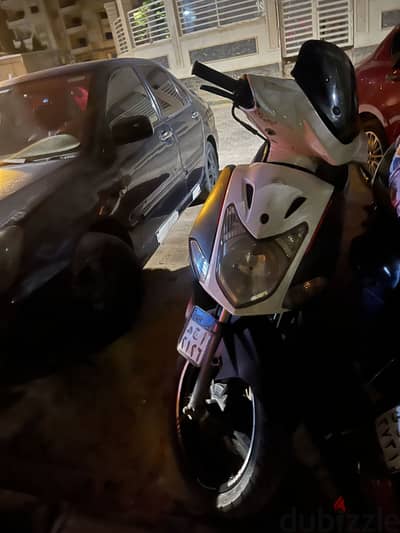 سكوتر كيمكو بحاله ممتازه  انا منزل في سعرو اي سرعه بيع ٠١٠٢٨٠٥٢٥٦٠