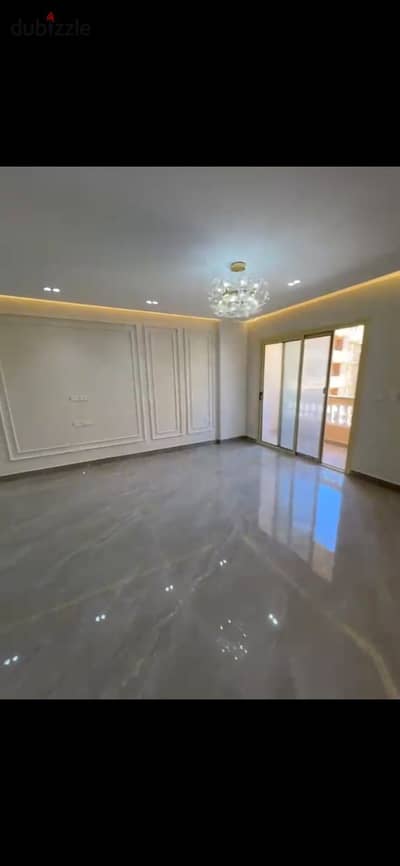 For rent in Compound Green House in front of Hyde Park and Mountain View, near Al 90 and all vital areas. The unit area is 125 square meters net, on the third floor without an elevator. Andalus area 2, first occupancy, fully furnished, super lux finishing. Required 15 thousand. There is a clarifying video and location.