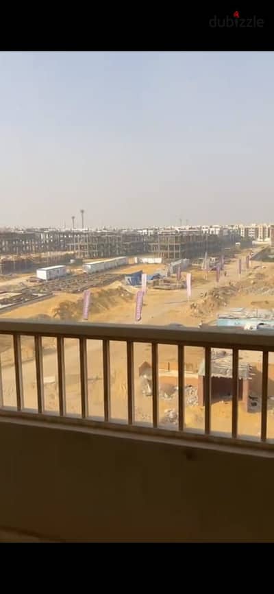 للايجار ف كمبوند قطاميه جاردنز بجوار مستشفي سيشل كمبوند متكامل الخدمات  يوجد فيه فندق ومدرسه انترناشونال  للايجار دور تالت  فيو مفتوح  غرفتين وريسبشن  نموذج مميز  متشطبه  الاسانسير هيتركب خلال شهور  يوجد فديو للمهتمين  مطلوب 15000الف ايجار شهري   للتواصل