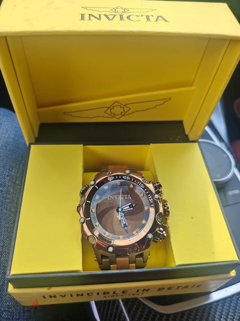 invicta venom reverse with shutter 3