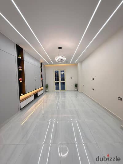 Apartment 135 meters facade middle - 3 pieces on the street - personal finishing