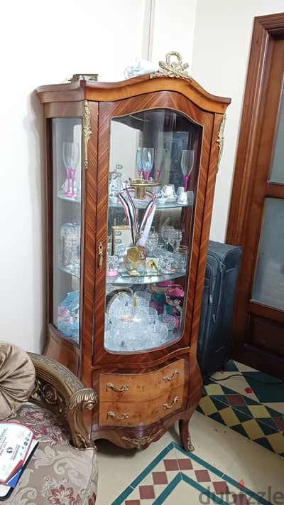 دولاب فضية ديكور مطعم بالنحاس بحالة ممتازة
