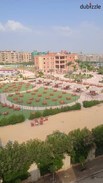 Apartment with red brick facade, view of the Gardens Club, 175 meters